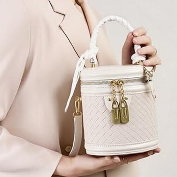 Neiman Marcus Equestrian White Vegan Leather Bucket Bag - Picture 2 of 6